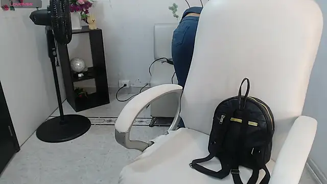 ariana crazzy online show from 01-28-25, 05:14