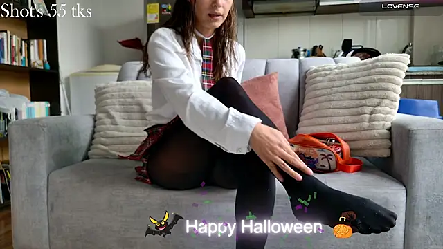 Snapshot of Emmy_petit chatting on 10-31-25, 02:40 Emmy petit online show from 10-31-25, 02:40