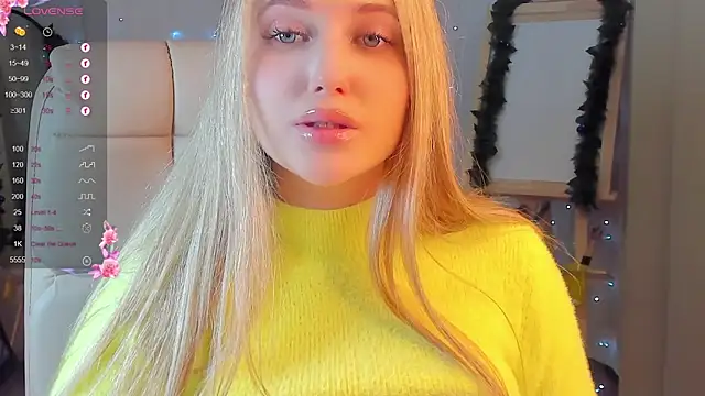 Snapshot of Evacadooo chatting on 12-12-24, 06:03 Evacadooo online show from 12-12-24, 06:03