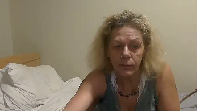 housewife shantie online show from 10-16-25, 07:37