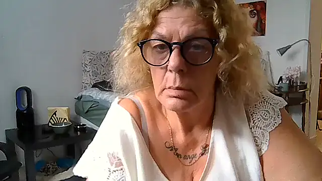 housewife shantie online show from 07-10-26, 09:23