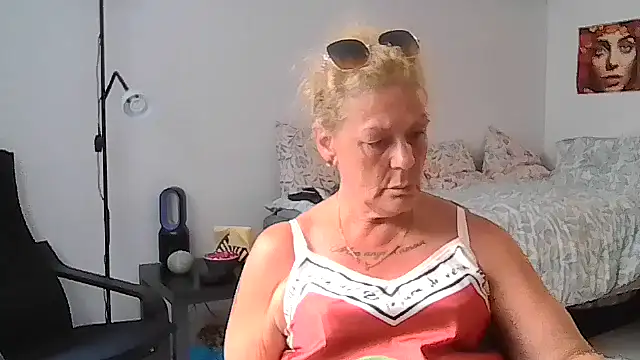 housewife shantie online show from 07-17-26, 01:51