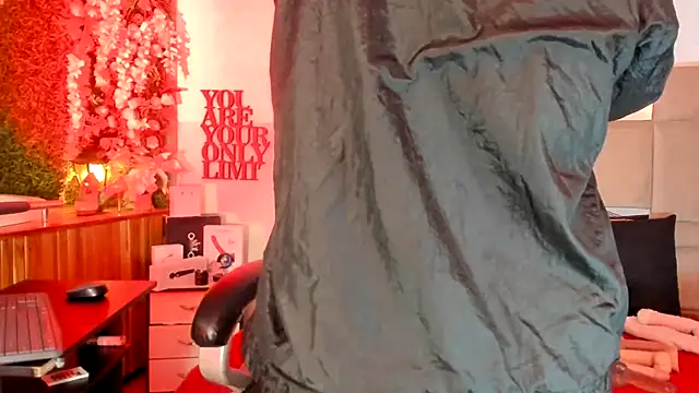 Snapshot of natacha__black_ chatting on 02-23-25, 01:02 natacha black online show from 02-23-25, 01:02