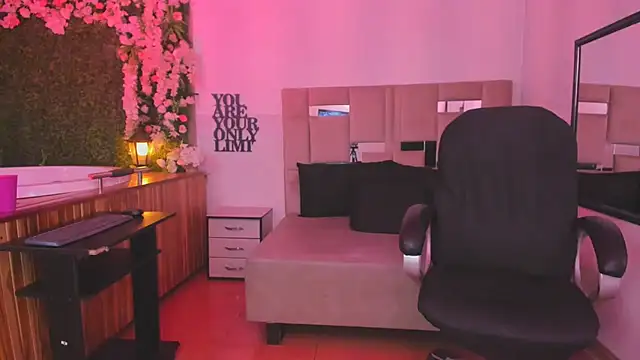 Snapshot of natacha__black_ chatting on 03-21-25, 10:39 natacha black online show from 03-21-25, 10:39