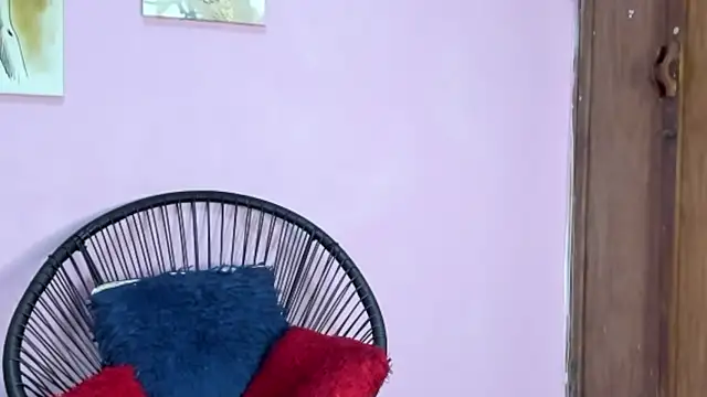 Snapshot of ZoeSmith6 chatting on 12-18-24, 04:39 ZoeSmith6 online show from 12-18-24, 04:39