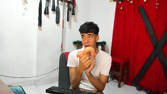 Snapshot of Harry_LatinBoy chatting on 12-19-24, 10:32 Harry LatinBoy online show from 12-19-24, 10:32