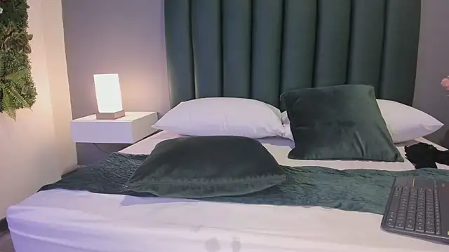 Julia Martinez  online show from 03-20-25, 02:32