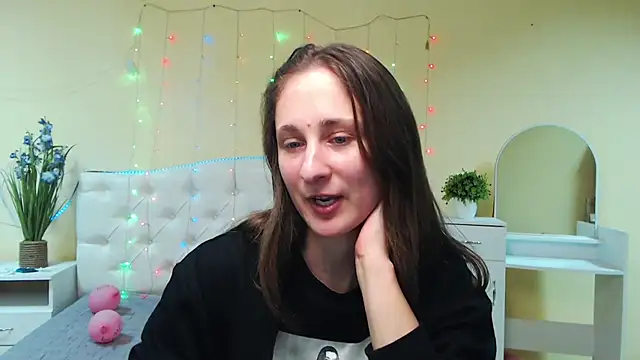 Snapshot of MichelLeee chatting on 01-28-25, 12:22 MichelLeee online show from 01-28-25, 12:22