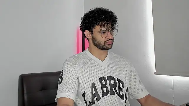 Snapshot of andrewChris_ chatting on 09-12-25, 01:11 andrewChris  online show from 09-12-25, 01:11