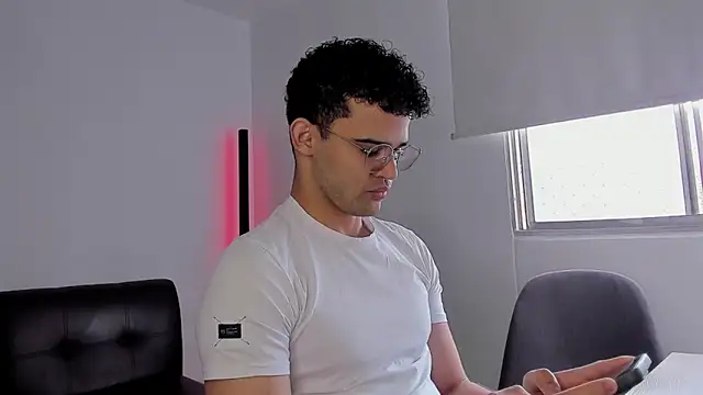 Snapshot of andrewChris_ chatting on 09-30-25, 06:13 andrewChris  online show from 09-30-25, 06:13