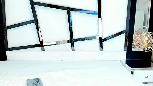 AriannaRussell  online show from 03-09-26, 02:21