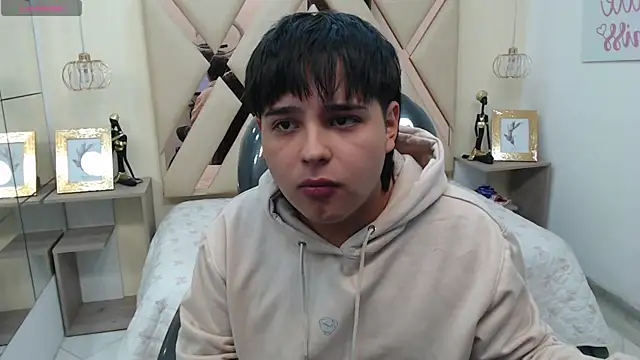 Snapshot of AndrewPherson chatting on 12-30-24, 01:14 AndrewPherson online show from 12-30-24, 01:14