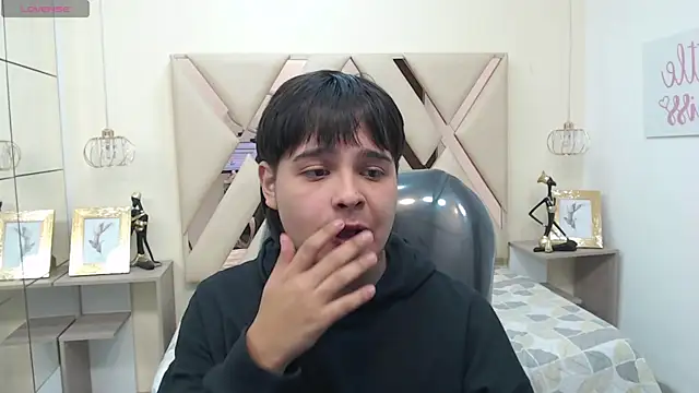 Snapshot of AndrewPherson chatting on 01-06-25, 01:52 AndrewPherson online show from 01-06-25, 01:52