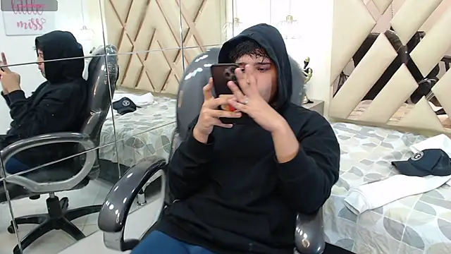 Snapshot of AndrewPherson chatting on 01-08-25, 04:22 AndrewPherson online show from 01-08-25, 04:22