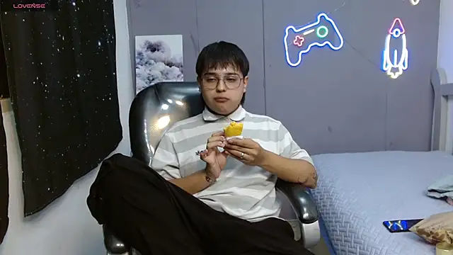 Snapshot of AndrewPherson chatting on 01-27-25, 07:56 AndrewPherson online show from 01-27-25, 07:56