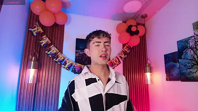 Snapshot of Noah_Xitruxx chatting on 10-19-25, 02:45 Noah Xitruxx online show from 10-19-25, 02:45