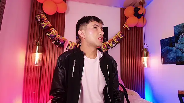 Snapshot of Noah_Xitruxx chatting on 10-26-25, 02:39 Noah Xitruxx online show from 10-26-25, 02:39