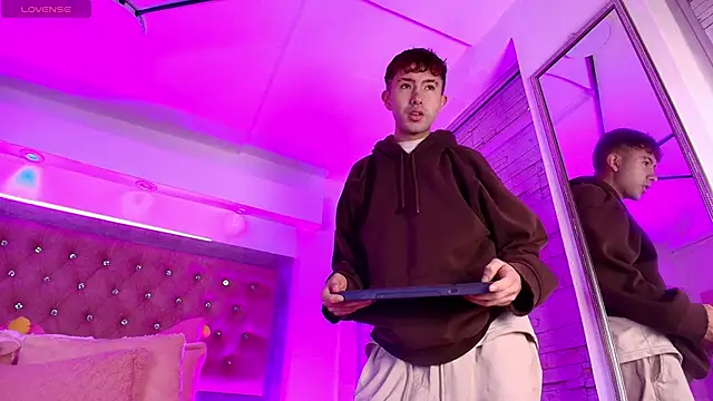 Snapshot of Noah_Xitruxx chatting on 11-17-25, 01:06 Noah Xitruxx online show from 11-17-25, 01:06