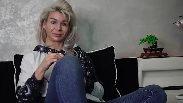 Snapshot of SquirtyFit_Devil chatting on 02-16-25, 04:21 SquirtyFit Devil online show from 02-16-25, 04:21