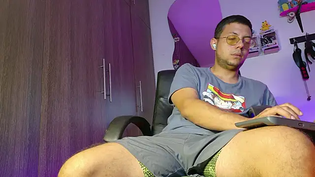 Snapshot of Nymphobuddies chatting on 03-14-26, 09:31 Nymphobuddies online show from 03-14-26, 09:31