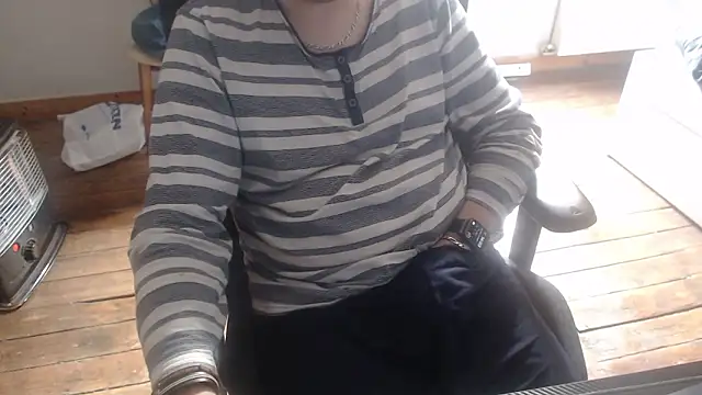 Snapshot of mancreeed chatting on 01-17-26, 01:05 mancreeed online show from 01-17-26, 01:05