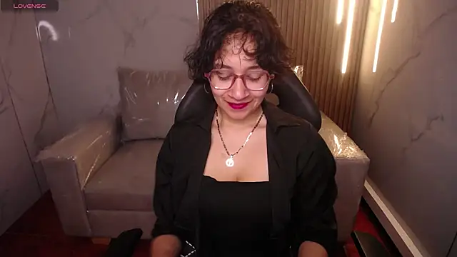 Snapshot of Lili_Gomez_ chatting on 11-21-25, 01:43 Lili Gomez online show from 11-21-25, 01:43