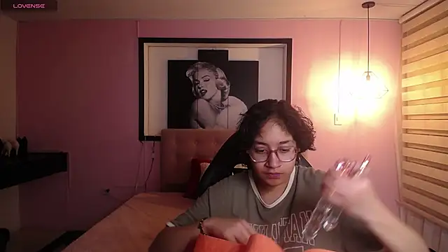 Snapshot of Lili_Gomez_ chatting on 11-25-25, 01:44 Lili Gomez online show from 11-25-25, 01:44