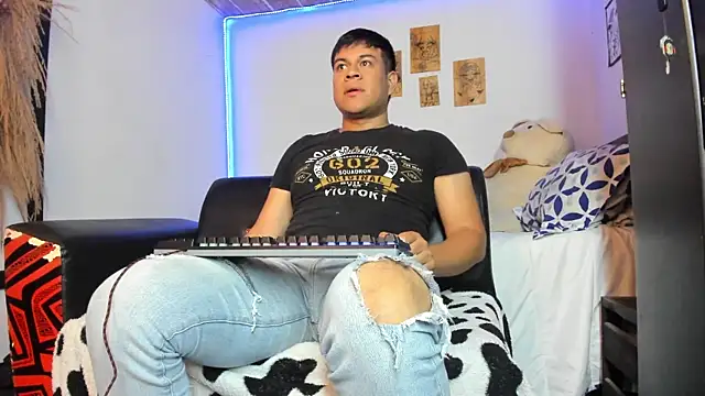 Snapshot of Nicolaskoling chatting on 12-12-24, 03:32 Nicolaskoling online show from 12-12-24, 03:32