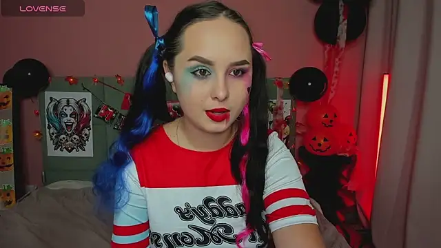 Snapshot of BeatriceReeves chatting on 10-24-25, 01:03 BeatriceReeves online show from 10-24-25, 01:03