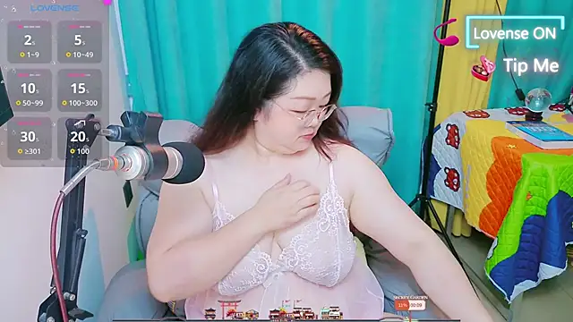Snapshot of Weiwei5200 chatting on 05-17-26, 04:32 Weiwei5200 online show from 05-17-26, 04:32