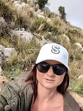 Snapshot of Samira-Summer chatting on 12-18-25, 12:22 Samira-Summer online show from 12-18-25, 12:22