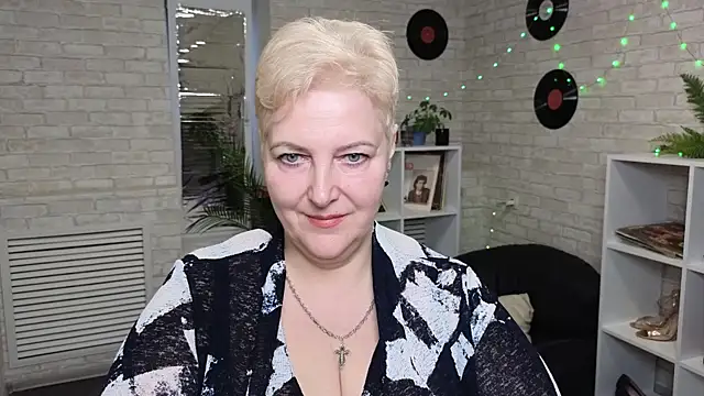 Sandra Snow online show from 12-22-24, 07:00