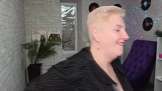 Sandra Snow online show from 02-20-25, 04:25