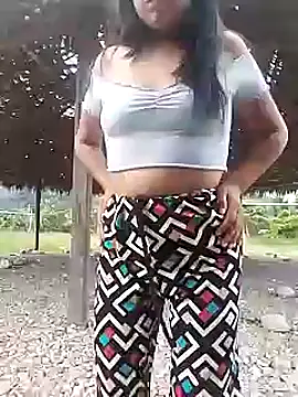 Snapshot of Danna-linyi chatting on 12-10-24, 09:33 Danna-linyi online show from 12-10-24, 09:33