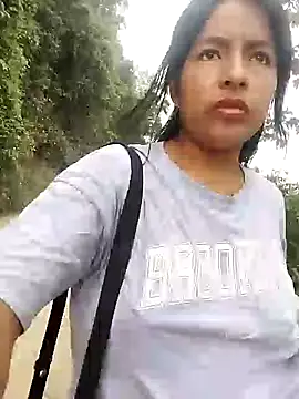 Snapshot of Danna-linyi chatting on 01-19-25, 01:22 Danna-linyi online show from 01-19-25, 01:22