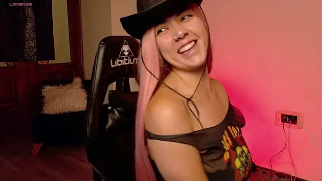 Aurora Hotson online show from 11-14-25, 01:15