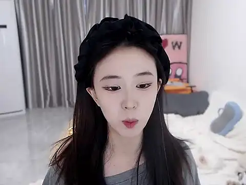 Snapshot of LOLO-yaya chatting on 12-13-24, 08:30 LOLO-yaya online show from 12-13-24, 08:30