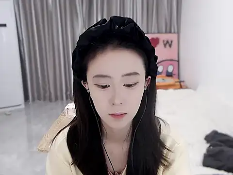 Snapshot of LOLO-yaya chatting on 12-17-24, 07:18 LOLO-yaya online show from 12-17-24, 07:18