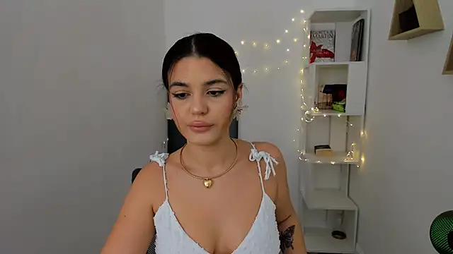 Snapshot of AlluringAriel chatting on 03-04-25, 12:33 AlluringAriel online show from 03-04-25, 12:33