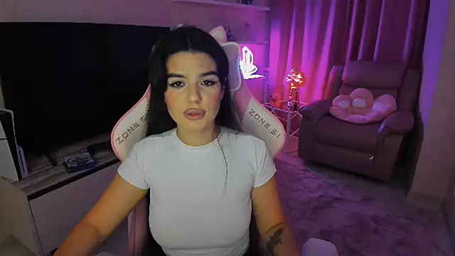 Snapshot of AlluringAriel chatting on 09-16-25, 07:26 AlluringAriel online show from 09-16-25, 07:26