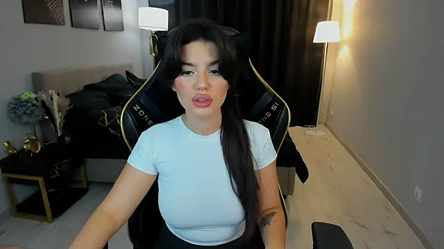 Snapshot of AlluringAriel chatting on 09-21-25, 07:26 AlluringAriel online show from 09-21-25, 07:26