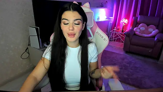 Snapshot of AlluringAriel chatting on 10-21-25, 07:36 AlluringAriel online show from 10-21-25, 07:36