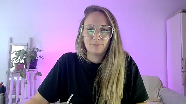 Snapshot of CabledHeredity chatting on 02-14-25, 09:21 CabledHeredity online show from 02-14-25, 09:21