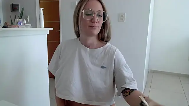 Snapshot of CabledHeredity chatting on 11-16-25, 06:02 CabledHeredity online show from 11-16-25, 06:02