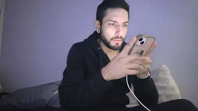 Snapshot of DerekPerez2025 chatting on 12-15-25, 04:00 DerekPerez2025 online show from 12-15-25, 04:00