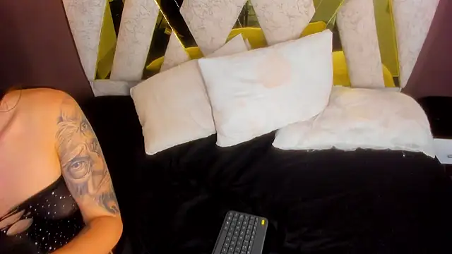 Amelia lorenz online show from 12-24-24, 12:22