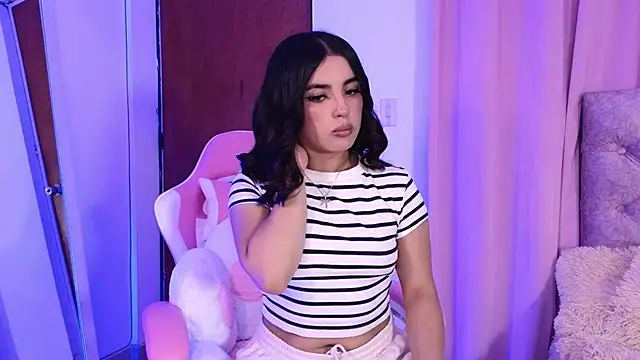 Snapshot of Emily-14 chatting on 12-20-24, 04:53 Emily-14 online show from 12-20-24, 04:53