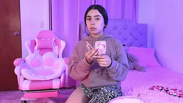 Snapshot of Emily-14 chatting on 01-28-25, 04:08 Emily-14 online show from 01-28-25, 04:08