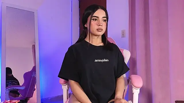 Snapshot of Emily-14 chatting on 03-04-25, 05:11 Emily-14 online show from 03-04-25, 05:11