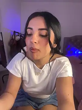 Snapshot of Emily-14 chatting on 09-22-25, 01:18 Emily-14 online show from 09-22-25, 01:18